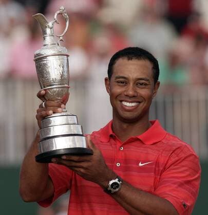 Eldrick Tiger Woods (USA) gewinnt die British Open 2006 und präsentiert die - Claret Jug - bei der Siegerehrung -  (LON2006072304) Golf Herren British Open Championship 2006, PGA European Tour Einzelbild Hoylake Liverpool Freude, Golf Herren British Open Championship 2006, PGA European Tour Einzelbild Hoylake Liverpool Freude,