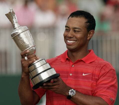 Eldrick Tiger Woods (USA) gewinnt die British Open 2006 und schaut strahlend auf die - Claret Jug - bei der Siegerehrung -  (LON2006072302) Golf Herren British Open Championship 2006, PGA European Tour Einzelbild Hoylake Liverpool Freude, Golf Herren British Open Championship 2006, PGA European Tour Einzelbild Hoylake Liverpool Freude,
