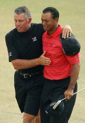 Tiger Woods (USA, re.) gewinnt die British Open 2006 als erstes Turnier seit dem Tod seines Vaters und läßt seinen Emotionen freien Lauf, sein Caddie Steve Williams (Neuseeland) steht ihm zur Seite -  (LON2006072329) Golf Herren British Open Championship 2006, PGA European Tour Gruppe Hoylake Liverpool Glück, Begeisterung, Freude, Kameradschaft, Golf Herren British Open Championship 2006, PGA European Tour Gruppe Hoylake Liverpool Glück, Begeisterung, Freude, Kameradschaft,