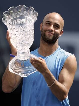 James Blake (USA) gewinnt die RCA Championships 2006 und präsentiert seine Trophäe bei der Siegerehrung -  (IND2006072304) Tennis Herren RCA Championships 2006, ATP Tour, Championship Einzelbild Indianapolis Freude, Tennis Herren RCA Championships 2006, ATP Tour, Championship Einzelbild Indianapolis Freude,
