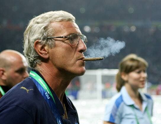 Nationaltrainer Marcello Lippi gibt der Berliner Luft mit seiner Siegerzigarre eine besondere Note - Italien ist Weltmeister 2006 Fußball WM Herren WM 2006, Länderspiel, Nationalteam, Finale, Endspiel Einzelbild Berlin Fußball WM Herren WM 2006, Länderspiel, Nationalteam, Finale, Endspiel Einzelbild Berlin