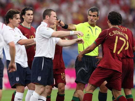 Wayne Rooney (Mitte) lässt sich weder von Owen Hargreaves (li., beide England), noch von FIFA Schiedsrichter Horacio Elizondo (Argentinien) beruhigen, er hat es auf Cristiano Ronaldo (Portugal, re.) abgesehen -  Fußball WM Herren WM 2006, Länderspiel, Nationalteam, Viertelfinale, Nationaltrikot, England - Portugal 1:3 n.E. Gruppe Gelsenkirchen Spannung, Fußball WM Herren WM 2006, Länderspiel, Nationalteam, Viertelfinale, Nationaltrikot, England - Portugal 1:3 n.E. Gruppe Gelsenkirchen Spannung,