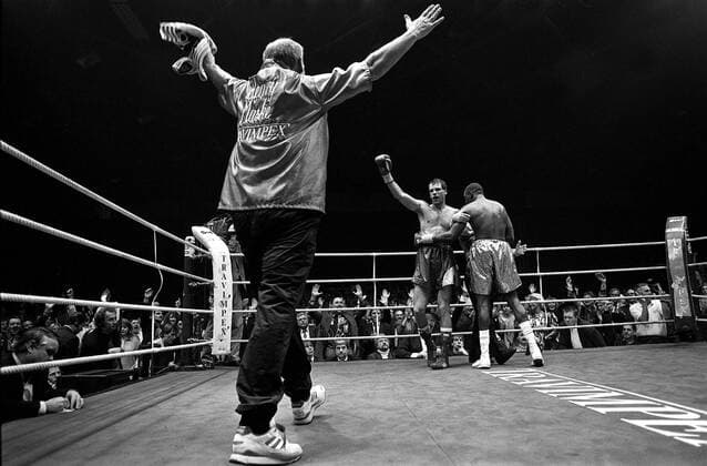 Henry Maske (Deutschland, hi. li.) jubelt nach seinem Sieg über Charles Prince Williams (USA), er ist IBF Weltmeister im Halbschwergewicht Boxen Herren IBF Weltmeisterschaft 1993, Boxsport, Profiboxen, Halbschwergewicht Gruppe Düsseldorf Freude, Boxen Herren IBF Weltmeisterschaft 1993, Boxsport, Profiboxen, Halbschwergewicht Gruppe Düsseldorf Freude,
