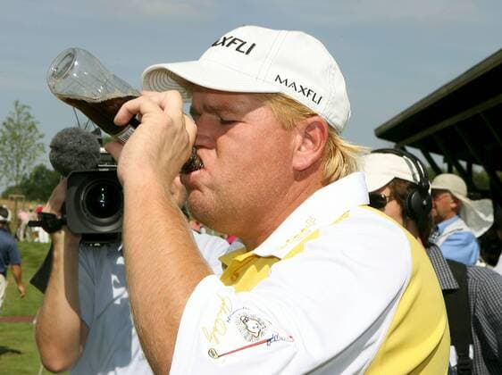 John Daly (USA) trinkt eine Flasche Coca Cola Light und wird dabei gefilmt Golf Herren Deutsche Bank Players Championship of Europe 2006, Open, Player s, PGA European Tour, Pressetermin, Einzelbild Gut Kaden Hamburg Alveslohe Golf Herren Deutsche Bank Players Championship of Europe 2006, Open, Player s, PGA European Tour, Pressetermin, Einzelbild Gut Kaden Hamburg Alveslohe