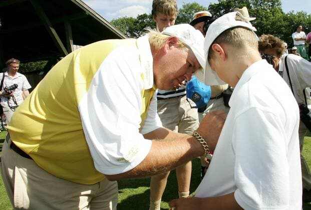 John Daly (USA) gibt jungen Golffans Autogramme Golf Herren Deutsche Bank Players Championship of Europe 2006, Open, Player s, PGA European Tour, Pressetermin, Gruppe Gut Kaden Hamburg Alveslohe Golf Herren Deutsche Bank Players Championship of Europe 2006, Open, Player s, PGA European Tour, Pressetermin, Gruppe Gut Kaden Hamburg Alveslohe
