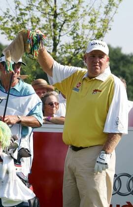 John Daly (USA) wählt einen Driver aus - Die Schutzhülle in Löwenform ist sein Maskottchen Golf Herren Deutsche Bank Players Championship of Europe 2006, Open, Player s, PGA European Tour, Pressetermin, Gruppe Gut Kaden o00 Headcover Hamburg Alveslohe Golf Herren Deutsche Bank Players Championship of Europe 2006, Open, Player s, PGA European Tour, Pressetermin, Gruppe Gut Kaden o00 Headcover Hamburg Alveslohe