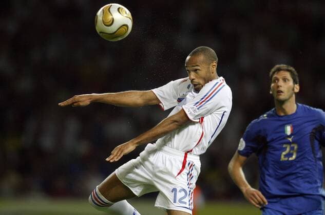 Thierry Henry (Frankreich) - Kopfball, re. Marco Materazzi (Italien) Fußball WM Herren WM 2006, Länderspiel, Nationalteam, Nationaltrikot, Finale, Endspiel, Frankreich - Italien 4:6 n.E. Gruppe Berlin Dynamik, Fußball WM Herren WM 2006, Länderspiel, Nationalteam, Nationaltrikot, Finale, Endspiel, Frankreich - Italien 4:6 n.E. Gruppe Berlin Dynamik,
