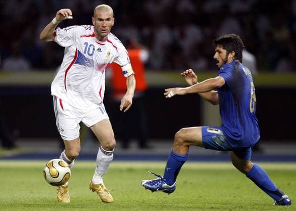 Zinedine Zidane (Frankreich, li.) gegen Gennaro Gattuso (Italien) Fußball WM Herren WM 2006, Länderspiel, Nationalteam, Nationaltrikot, Finale, Endspiel, Frankreich - Italien 4:6 n.E. Gruppe Berlin Dynamik, Fußball WM Herren WM 2006, Länderspiel, Nationalteam, Nationaltrikot, Finale, Endspiel, Frankreich - Italien 4:6 n.E. Gruppe Berlin Dynamik,