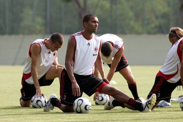 Marcio Amoroso (Milan, Mitte) - Dehnungsübung - Fußball Herren Serie A 2006 2007, 1. Italienische Liga, AC Mailand, Vorbereitung, Saisonvorbereitung, Training Gruppe Mailand Skepsis, Fußball Herren Serie A 2006 2007, 1. Italienische Liga, AC Mailand, Vorbereitung, Saisonvorbereitung, Training Gruppe Mailand Skepsis,