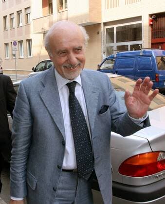 Rechtsanwalt Gianmichele Gentile (Lazio) auf dem Weg zu einer Versammlung der italienischen Fußballliga und des Verbandes FIGC - Fußball Herren Serie A 2006 2007, 1. Italienische Liga, Bestechungsskandal, Korruptionsskandal, Lazio Rom Einzelbild Fußballskandal, Jurist Mailand Medieninteresse Fußball Herren Serie A 2006 2007, 1. Italienische Liga, Bestechungsskandal, Korruptionsskandal, Lazio Rom Einzelbild Fußballskandal, Jurist Mailand Medieninteresse