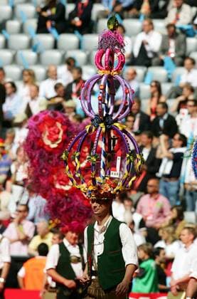 Eröffnungsfeier der WM 2006: Darsteller im bayerischen Outfit trägt ein Festbaum als Kopfschmuck Fußball WM Herren WM 2006, Eröffnungsfeier, Feier, Zeremonie, Eröffnung, Rahmenprogramm, Show, Showprogramm, Vdig Einzelbild München Fußball WM Herren WM 2006, Eröffnungsfeier, Feier, Zeremonie, Eröffnung, Rahmenprogramm, Show, Showprogramm, Vdig Einzelbild München