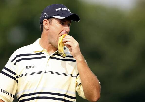 Padraig Harrington (Irland) beißt in eine Banane Golf Herren Deutsche Bank Players Championship of Europe 2006, Player s, PGA European Tour Einzelbild Gut Kaden Hamburg Alveslohe Golf Herren Deutsche Bank Players Championship of Europe 2006, Player s, PGA European Tour Einzelbild Gut Kaden Hamburg Alveslohe