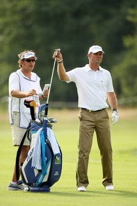 Sven Strüver (Deutschland) nimmt ein Eisen aus dem Golfbag, den ihm sein Caddie bereit hält Golf Herren Deutsche Bank Players Championship of Europe 2006, Player s, PGA European Tour Gruppe Gut Kaden Hamburg Alveslohe Golf Herren Deutsche Bank Players Championship of Europe 2006, Player s, PGA European Tour Gruppe Gut Kaden Hamburg Alveslohe