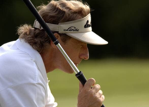 Bernhard Langer (Deutschland) taxiert die Putlinie Golf Herren Deutsche Bank Players Championship of Europe 2006, Player s, PGA European Tour Porträt Gut Kaden Hamburg Alveslohe Golf Herren Deutsche Bank Players Championship of Europe 2006, Player s, PGA European Tour Porträt Gut Kaden Hamburg Alveslohe