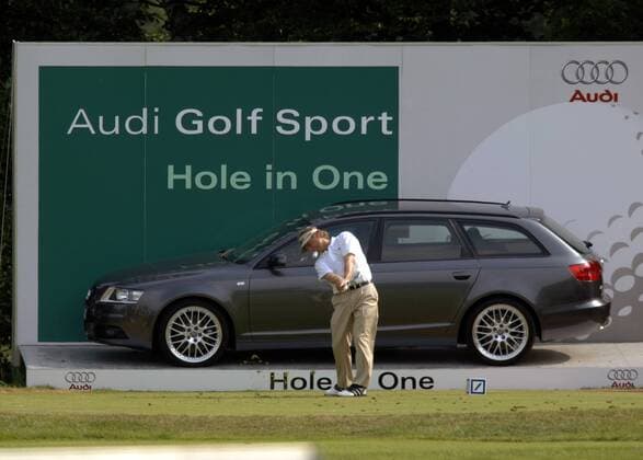 Bernhard Langer (Deutschland) - Abschlag vor dem Preis für ein Hole in One, einem A6 Avant von Hauptsponsor Audi Golf Herren Deutsche Bank Players Championship of Europe 2006, Player s, PGA European Tour Totale Gut Kaden Auto, Fahrzeug Hamburg Alveslohe Dynamik, Golf Herren Deutsche Bank Players Championship of Europe 2006, Player s, PGA European Tour Totale Gut Kaden Auto, Fahrzeug Hamburg Alveslohe Dynamik,