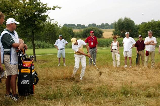 Sergio Garcia (Spanien) - Schlag aus dem Heavy Rough, beobachtet von seinem Caddie Greg Harman (li.) und dem Publikum Golf Herren Deutsche Bank Players Championship of Europe 2006, Player s, PGA European Tour Totale Gut Kaden Hamburg Alveslohe Golf Herren Deutsche Bank Players Championship of Europe 2006, Player s, PGA European Tour Totale Gut Kaden Hamburg Alveslohe