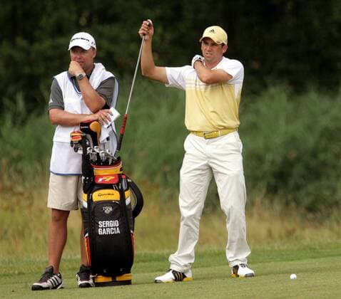 Sergio Garcia (Spanien, re.) zieht neben seinem Caddie Greg Harman ein Eisen aus dem Golfbag Golf Herren Deutsche Bank Players Championship of Europe 2006, Player s, PGA European Tour Gruppe Gut Kaden Hamburg Alveslohe Golf Herren Deutsche Bank Players Championship of Europe 2006, Player s, PGA European Tour Gruppe Gut Kaden Hamburg Alveslohe