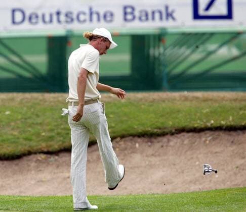 Marcel Siem (Deutschland) tritt wütend unter seinen Putter Golf Herren Deutsche Bank Players Championship of Europe 2006, Player s, PGA European Tour Einzelbild Gut Kaden Hamburg Alveslohe Enttäuschung, Wut, Golf Herren Deutsche Bank Players Championship of Europe 2006, Player s, PGA European Tour Einzelbild Gut Kaden Hamburg Alveslohe Enttäuschung, Wut,