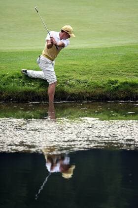 Sergio Garcia (Spanien) steht bei seinem Chip vom Rand eines Sees mit einem Bein im Wasser - Der Ball ist aber spielbar Golf Herren Deutsche Bank Players Championship of Europe 2006, Player s, PGA European Tour Einzelbild Gut Kaden Hamburg Alveslohe Golf Herren Deutsche Bank Players Championship of Europe 2006, Player s, PGA European Tour Einzelbild Gut Kaden Hamburg Alveslohe