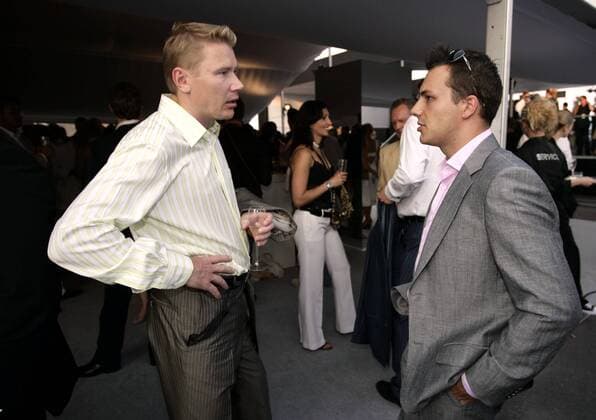 Mika Häkkinen (Finnland Mercedes, li.) im Gespräch mit Testfahrer Gary Paffett (England McLaren Mercedes) bei der Hugo Boss Fashion Show in Hockenheim Motorsport Herren Hugo Boss Fashion Show 2006, Formel 1, F1, F, Deutsche Tourenwagen Meisterschaft, DTM, Masters Gruppe Hockenheim Motorsport Herren Hugo Boss Fashion Show 2006, Formel 1, F1, F, Deutsche Tourenwagen Meisterschaft, DTM, Masters Gruppe Hockenheim