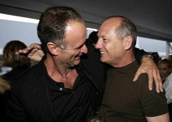 Bruno Sälzer (Deutschland, li.), Vorstandsvorsitzender der Hugo Boss AG, und Teamchef Ron Dennis (England McLaren Mercedes) umarmen sich bei der Hugo Boss Fashion Show in Hockenheim Motorsport Herren Hugo Boss Fashion Show 2006, Formel 1, F1, F Gruppe Hockenheim Harmonie Freude Motorsport Herren Hugo Boss Fashion Show 2006, Formel 1, F1, F Gruppe Hockenheim Harmonie Freude