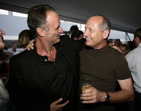 Bruno Sälzer (Deutschland, li.), Vorstandsvorsitzender der Hugo Boss AG, und Teamchef Ron Dennis (England McLaren Mercedes) umarmen sich bei der Hugo Boss Fashion Show in Hockenheim Motorsport Herren Hugo Boss Fashion Show 2006, Formel 1, F1, F Gruppe Hockenheim Harmonie Freude Motorsport Herren Hugo Boss Fashion Show 2006, Formel 1, F1, F Gruppe Hockenheim Harmonie Freude