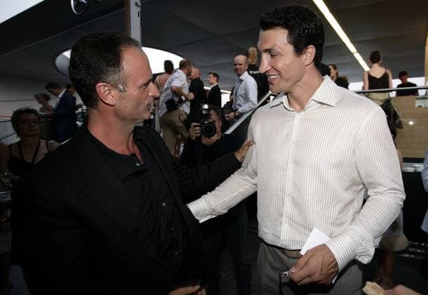 Bruno Sälzer (Deutschland, li.), Vorstandsvorsitzender der Hugo Boss AG, und Wladimir Klitschko (Ukraine) gut gelaunt bei der Hugo Boss Fashion Show in Hockenheim Boxen Herren Hugo Boss Fashion Show 2006, Boxsport, Profiboxen Gruppe Hockenheim Boxen Herren Hugo Boss Fashion Show 2006, Boxsport, Profiboxen Gruppe Hockenheim