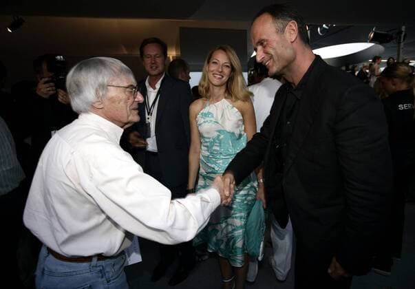 Bruno Sälzer (Deutschland, re.), Vorstandsvorsitzender der Hugo Boss AG, begrüßt F1 Chef Bernie Ecclestone (England) bei der Hugo Boss Fashion Show in Hockenheim, dahinter Sälzers Ehefrau Cathrin Motorsport Herren Hugo Boss Fashion Show 2006, Formel 1, F1, F, Partnerin, Frau, Gattin Bernard Gruppe Begrüßung, begrüßen, grüßen Hockenheim Motorsport Herren Hugo Boss Fashion Show 2006, Formel 1, F1, F, Partnerin, Frau, Gattin Bernard Gruppe Begrüßung, begrüßen, grüßen Hockenheim