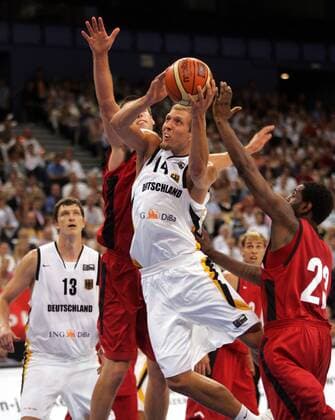 Dirk Nowitzki (Deutschland, 2. v. re.) gegen Jermaine Bucknor (re.) und Nate Doornekamp (beide Kanada) Basketball Länderspiel Herren Freundschaftsspiel 2006, Test, Testspiel, Nationalteam, Nationaltrikot, Deutschland - Kanada 68:73 Gruppe Hamburg Dynamik, Basketball Länderspiel Herren Freundschaftsspiel 2006, Test, Testspiel, Nationalteam, Nationaltrikot, Deutschland - Kanada 68:73 Gruppe Hamburg Dynamik,