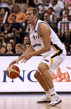 Dirk Nowitzki (Deutschland) am Ball Basketball Länderspiel Herren Freundschaftsspiel 2006, Test, Testspiel, Nationalteam, Nationaltrikot Einzelbild Hamburg Dynamik, Basketball Länderspiel Herren Freundschaftsspiel 2006, Test, Testspiel, Nationalteam, Nationaltrikot Einzelbild Hamburg Dynamik,