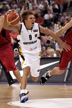 Steffen Hamann (Deutschland) am Ball Basketball Länderspiel Herren Freundschaftsspiel 2006, Test, Testspiel, Nationalteam, Nationaltrikot, Deutschland - Kanada 68:73 Einzelbild Hamburg Dynamik, Kampf, Basketball Länderspiel Herren Freundschaftsspiel 2006, Test, Testspiel, Nationalteam, Nationaltrikot, Deutschland - Kanada 68:73 Einzelbild Hamburg Dynamik, Kampf,