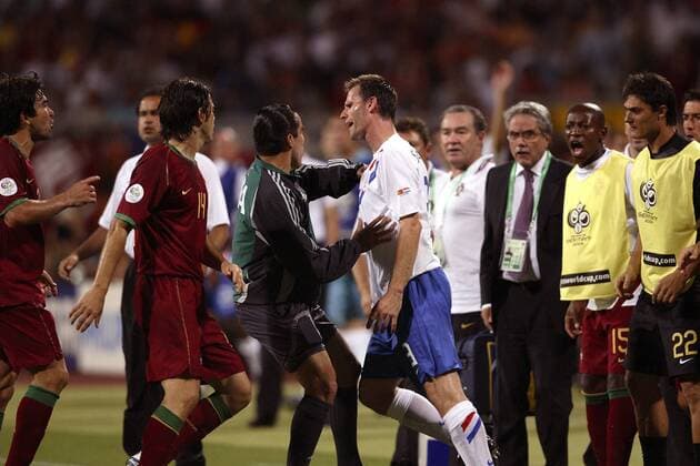 Andre Ooijer (Niederlande, re.) hat es auf Deco (Portugal, li.) abgesehen, kann aber vom 4. Offiziellen Marco Rodriguez (Mexiko) zurück gehalten werden Fußball WM Herren WM 2006, Länderspiel, Nationalteam, Achtelfinale, Nationaltrikot, Portugal - Niederlande 1:0 Gruppe Nürnberg Spannung, Wut Fußball WM Herren WM 2006, Länderspiel, Nationalteam, Achtelfinale, Nationaltrikot, Portugal - Niederlande 1:0 Gruppe Nürnberg Spannung, Wut