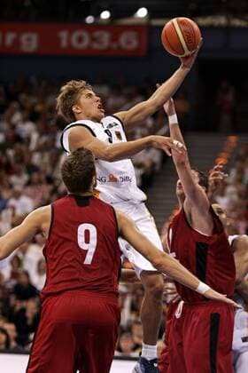 Steffen Hamann (Deutschland, Mitte) - Korbleger gegen Levon Kendall (li.) und Jesse Young (beide Kanada) Basketball Länderspiel Herren Freundschaftsspiel 2006, Test, Testspiel, Nationalteam, Nationaltrikot, Deutschland - Kanada 68:73 Gruppe Hamburg Dynamik, Basketball Länderspiel Herren Freundschaftsspiel 2006, Test, Testspiel, Nationalteam, Nationaltrikot, Deutschland - Kanada 68:73 Gruppe Hamburg Dynamik,