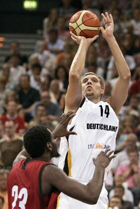 Dirk Nowitzki (Deutschland, re.) - Korbwurf gegen Jermaine Bucknor (Kanada) Basketball Länderspiel Herren Freundschaftsspiel 2006, Test, Testspiel, Nationalteam, Nationaltrikot, Deutschland - Kanada 68:73 Gruppe Hamburg Dynamik, Basketball Länderspiel Herren Freundschaftsspiel 2006, Test, Testspiel, Nationalteam, Nationaltrikot, Deutschland - Kanada 68:73 Gruppe Hamburg Dynamik,