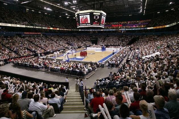 Innenansicht der ausverkauften Color Line Arena vor der Begegnung Deutschland - Kanada 68:73 Basketball Länderspiel Herren Freundschaftsspiel 2006, Test, Testspiel, Nationalteam, Deutschland - Kanada 68:73 Totale ColorLineArena, ColorLine, Color Line Arena Hamburg Basketball Länderspiel Herren Freundschaftsspiel 2006, Test, Testspiel, Nationalteam, Deutschland - Kanada 68:73 Totale ColorLineArena, ColorLine, Color Line Arena Hamburg