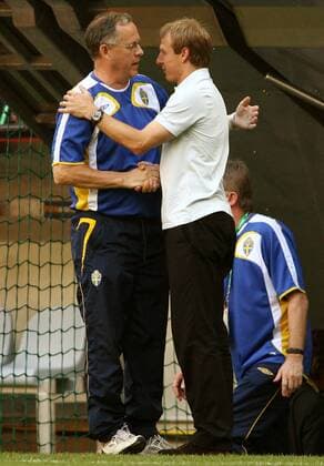 Nationaltrainer Lars Lagerbäck (Schweden, li.) gratuliert Bundestrainer Jürgen Klinsmann (Deutschland) Fußball WM Herren WM 2006, Länderspiel, Nationalteam, Achtelfinale, Deutschland - Schweden 2:0, Vdig Gruppe München Fußball WM Herren WM 2006, Länderspiel, Nationalteam, Achtelfinale, Deutschland - Schweden 2:0, Vdig Gruppe München