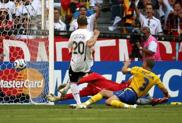 Lukas Podolski (Deutschland, li.) erzielt den Treffer zum 1:0, Olof Mellberg (re.) und Torwart Andreas Isaksson (beide Schweden) kommen zu spät Fußball WM Herren WM 2006, Länderspiel, Nationalteam, Achtelfinale, Nationaltrikot, Deutschland - Schweden 2:0, Vdig Gruppe München Fußball WM Herren WM 2006, Länderspiel, Nationalteam, Achtelfinale, Nationaltrikot, Deutschland - Schweden 2:0, Vdig Gruppe München