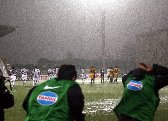 Während der Partie Trento gegen Juventus Turin ergießt sich ein starker Wolkenbruch über dem Platz - Fußball Herren Saisonvorbereitung 2006 2007, Vorbereitung, Test, Testspiel, Trento - Juventus Turin 1:3, Juve, Vdig Totale Trentino Fußball Herren Saisonvorbereitung 2006 2007, Vorbereitung, Test, Testspiel, Trento - Juventus Turin 1:3, Juve, Vdig Totale Trentino