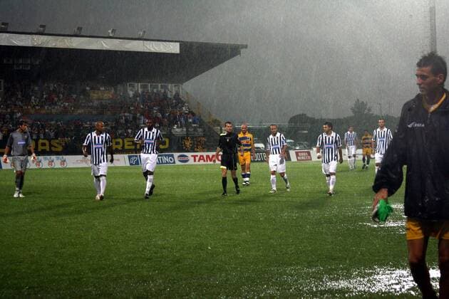 Während der Partie Trento gegen Juventus Turin ergießt sich ein starker Wolkenbruch über dem Platz, sodass der Schiedsrichter das Spiel unterbricht - Fußball Herren Saisonvorbereitung 2006 2007, Vorbereitung, Test, Testspiel, Trento - Juventus Turin 1:3, Juve, Vdig Totale Trentino Fußball Herren Saisonvorbereitung 2006 2007, Vorbereitung, Test, Testspiel, Trento - Juventus Turin 1:3, Juve, Vdig Totale Trentino