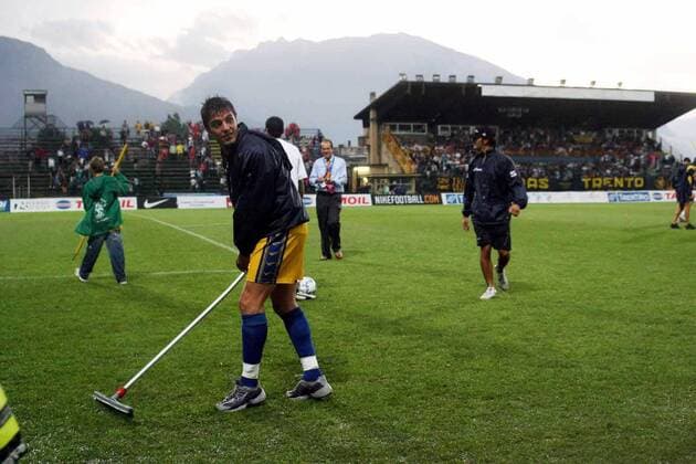 Ein Spieler von Trentino Calcio hilft mit einem Schrubber den Platz vom Wasser zu befreien - Fußball Herren Serie d 2006 2007, 4. Italienische Liga, Saisonvorbereitung, Vorbereitung, Test, Testspiel, Vdig Gruppe Trentino Fußball Herren Serie d 2006 2007, 4. Italienische Liga, Saisonvorbereitung, Vorbereitung, Test, Testspiel, Vdig Gruppe Trentino