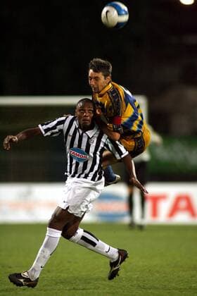 Marcelo Zalayeta (Juventus Turin, re.) wird von einem Gegenspieler besprungen -  Fußball Herren Saisonvorbereitung 2006 2007, Vorbereitung, Test, Testspiel, Trentino Calcio - Juventus Turin 3:1 Gruppe Trentino Fußball Herren Saisonvorbereitung 2006 2007, Vorbereitung, Test, Testspiel, Trentino Calcio - Juventus Turin 3:1 Gruppe Trentino
