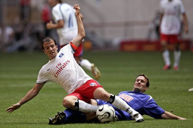 Rafael van der Vaart (HSV, li.) gegen Andreas Schmidt (Hertha) Fußball 1. BL Herren Ligapokal 2006 2007, Liga Pokal, Cup, Ligacup, Hamburger SV - Hertha BSC Berlin 1:0, Hamburg, Gruppe Düsseldorf Dynamik, Kampf, Fußball 1. BL Herren Ligapokal 2006 2007, Liga Pokal, Cup, Ligacup, Hamburger SV - Hertha BSC Berlin 1:0, Hamburg, Gruppe Düsseldorf Dynamik, Kampf,