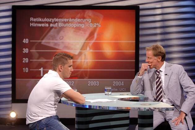 Der ehemalige Radprofi Jesus Manzano (Spanien, li.) spricht im aktuellen Sportstudio mit ZDF Moderator Wolf Dieter Poschmann über den Doping Alltag im Radsport und offenbart ganze Listen von Medikationsplänen Radsport Herren Das aktuelle Sportstudio 2006, Sendung, Fernsehsendung, Sportsendung, ZDF, Videoleinwand, Gruppe Schaubild, Doping, Skandal, Mainz Radsport Herren Das aktuelle Sportstudio 2006, Sendung, Fernsehsendung, Sportsendung, ZDF, Videoleinwand, Gruppe Schaubild, Doping, Skandal, Mainz