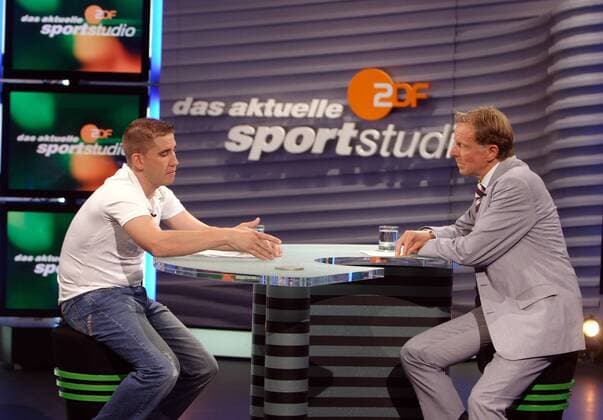 Ehemaliger Radprofi Jesus Manzano (Spanien, li.) zu Gast bei ZDF Moderator Wolf Dieter Poschmann (Deutschland) im aktuellen Sportstudio Radsport Herren Das aktuelle Sportstudio 2006, Sendung, Fernsehsendung, Sportsendung, ZDF Gruppe Mainz Radsport Herren Das aktuelle Sportstudio 2006, Sendung, Fernsehsendung, Sportsendung, ZDF Gruppe Mainz