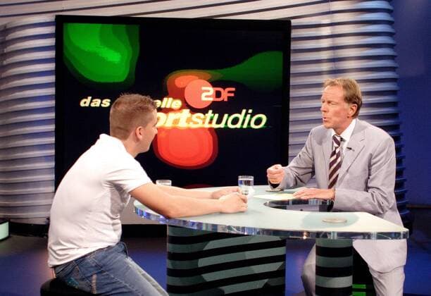 Ehemaliger Radprofi Jesus Manzano (Spanien, li.) zu Gast bei ZDF Moderator Wolf Dieter Poschmann (Deutschland) im aktuellen Sportstudio Radsport Herren Das aktuelle Sportstudio 2006, Sendung, Fernsehsendung, Sportsendung, ZDF Gruppe Mainz Radsport Herren Das aktuelle Sportstudio 2006, Sendung, Fernsehsendung, Sportsendung, ZDF Gruppe Mainz