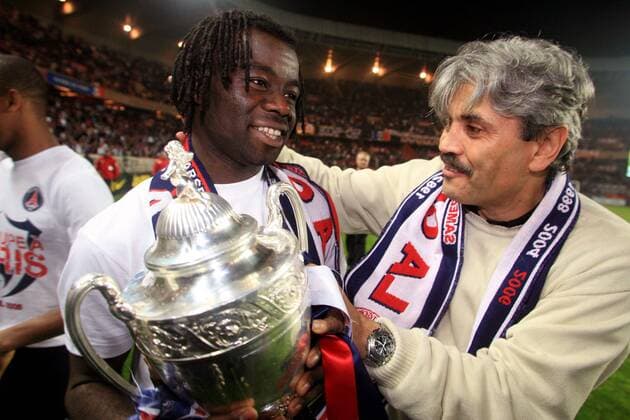 Trainer Guy Lacombe (re.) und Modeste M Bami (beide Paris St. Germain) freuen sich über den Gewinn des französischen Pokals -  (pan13973) Fußball Herren Coupe de France 2005 2006, Französischer Pokal, Präsentation, präsentieren, Paris Saint Germain, PSG Gruppe Paris Freude, Fußball Herren Coupe de France 2005 2006, Französischer Pokal, Präsentation, präsentieren, Paris Saint Germain, PSG Gruppe Paris Freude,  