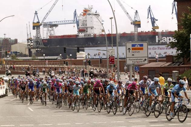 15:10 Uhr: Das Peloton verläßt die Hafenstraße Radsport Herren Vattenfall Cyclassics 2006, ProTour, Straßenradsport, Straße, Rad, Totale Schiffbau Hamburg Radsport Herren Vattenfall Cyclassics 2006, ProTour, Straßenradsport, Straße, Rad, Totale Schiffbau Hamburg