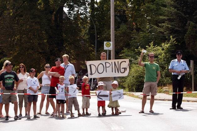 Doping - Wo führt der Weg des Radsports hin? Diese Fans wissen das wohl auch nicht so genau.. Radsport Herren Vattenfall Cyclassics 2006, ProTour, Straßenradsport, Straße, Rad, Totale Hamburg Radsport Herren Vattenfall Cyclassics 2006, ProTour, Straßenradsport, Straße, Rad, Totale Hamburg