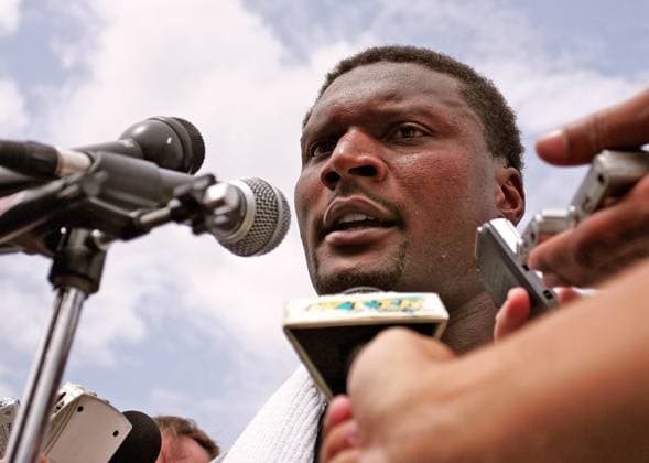 Neuzugang Steve McNair (Baltimore Ravens) gibt Interviews -  (wap20060728910) American Football Herren NFL Trainingscamp 2006, Trainingslager, Minicamp, Mini Camp, Vorbereitung, Saisonvorbereitung Einzelbild Westminster American Football Herren NFL Trainingscamp 2006, Trainingslager, Minicamp, Mini Camp, Vorbereitung, Saisonvorbereitung Einzelbild Westminster