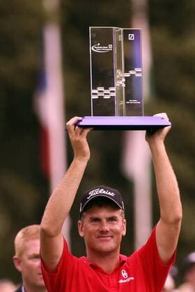 Robert Karlsson (Schweden) - Sieger der Deutsche Bank Players Championship of Europe präsentiert stolz die Trophäe Golf Herren Deutsche Bank Players Championship of Europe, Player s, PGA European Tour Einzelbild Gut Kaden 2006 Hamburg Alveslohe Golf Herren Deutsche Bank Players Championship of Europe, Player s, PGA European Tour Einzelbild Gut Kaden 2006 Hamburg Alveslohe